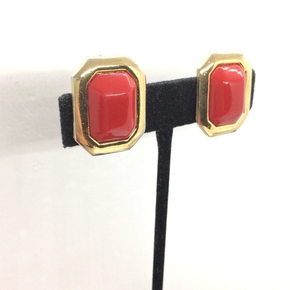 3/$30 VINTAGE GINNIE JOHANSEN RED PLASTIC CLIP ON EARRINGS GOLD TONE RECTANGLE - Picture 5 of 17